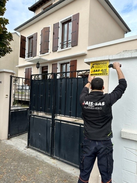 Réalisation SAS AIS PENET  dans la commune de Champigny sur marne (94), nos techniciens ont réalisés la sécurisation dun pavillon.  La signalétique a été apposé pour plus de dissuasion.

Contactez nous dès aujourdhui pour votre devis personnalisé.
A très vite